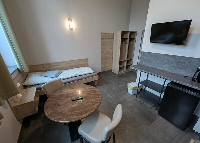 Monteurunterkunft - Hotel-pension Schlafpunkt In *